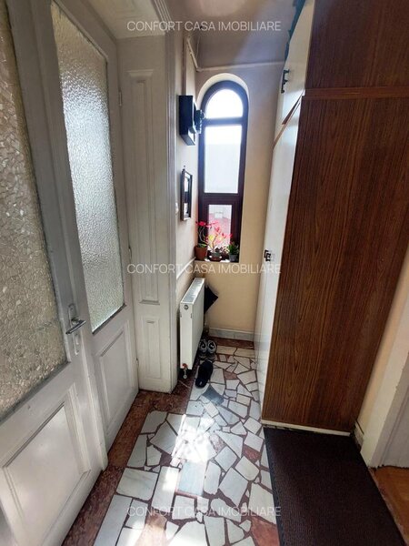 13 Septembrie - Uranus, etajul 1 + dependinte in vila D+P+1E