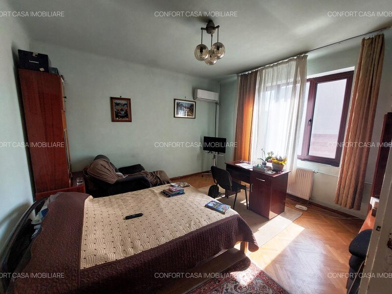 13 Septembrie - Uranus, etajul 1 + dependinte in vila D+P+1E